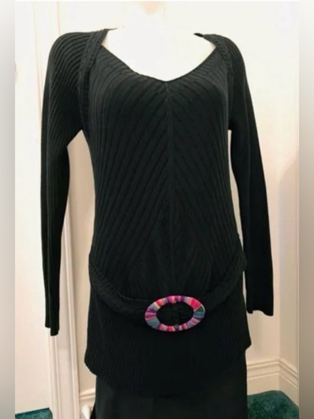 Long black rib-knitted sweater w/integrated belt & its  multicoloured buckle - Picture 11 of 13